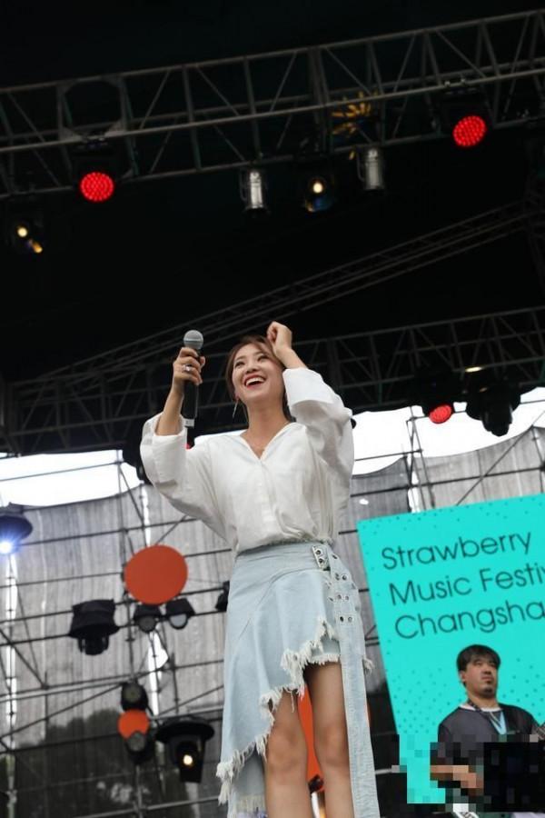 长沙草莓音乐节 万人同唱《爱是你我》