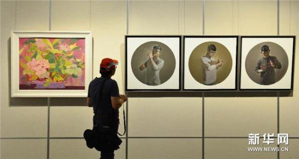 易知难肖全 肖全摄影作品展杭州开幕 200余件肖像作品讲述名人背后故事