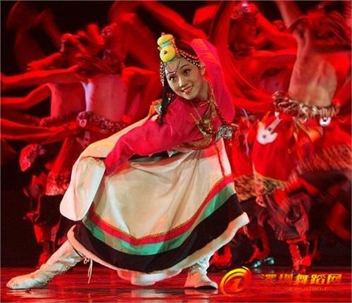 >戴爱莲的舞蹈个性 藏族舞蹈的特征与个性