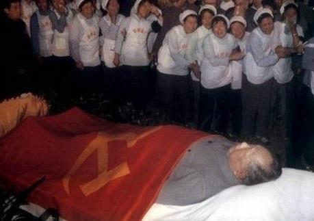 毛主席逝世:遗体旁的许世友竟对江青干这事!