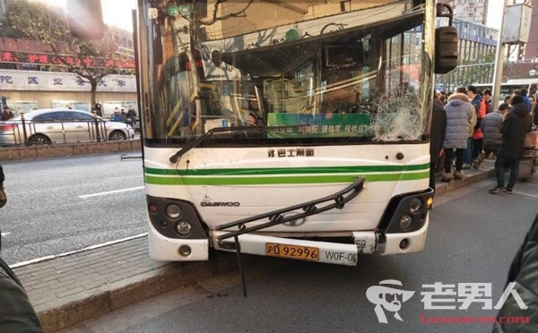 上海公交车失控撞上行人致1死1伤 事故现场一片狼藉