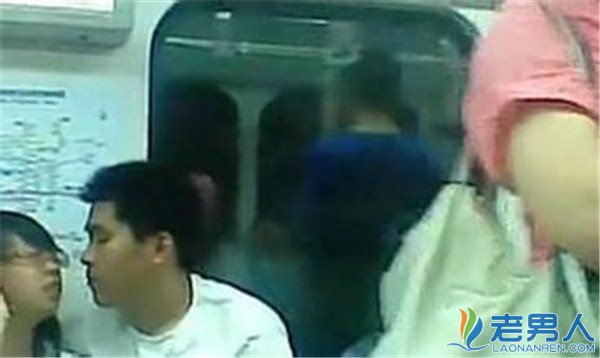 北京地铁吃乳门事件回顾 90后情侣列车上公然亲热