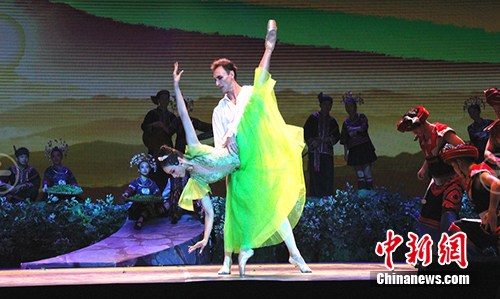 >邱思婷的天鹅湖 天鹅公主邱思婷变身茶仙子首演《茶尖上的芭蕾》
