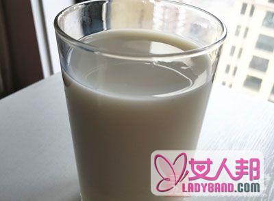 >牛奶的作用 感冒时喝牛奶的好处与坏处