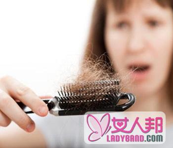 【女人大量掉头发】女人大量掉头发的危害_女人大量掉头发如何治疗