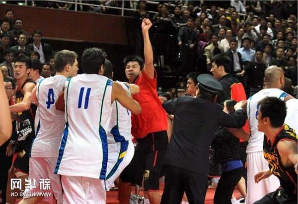中国男篮打架高手:李楠打架狂人朱芳雨流星拳