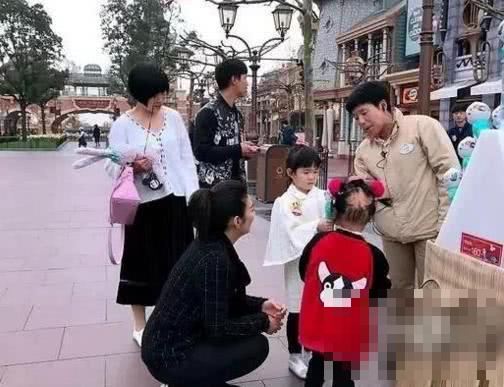 黄奕带女儿游迪士尼，同行的一个小女孩实力证明了黄奕是个好妈妈