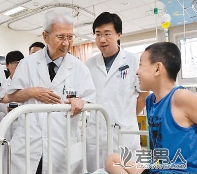 94岁医生从医近70年仍闲不住每天坚持上班