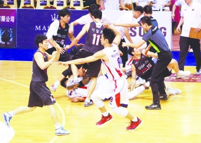 任骏威被打 中韩男篮热身打群架 任骏威被二至三人围殴(图)