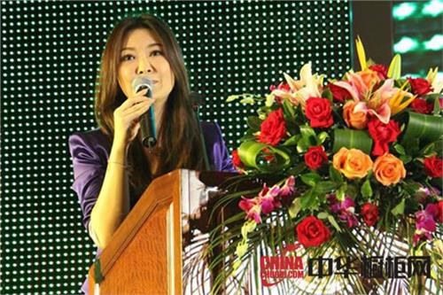 王小骞短发 2012年橱柜年会对话论坛《交换空间》节目主持人王小骞女士发言