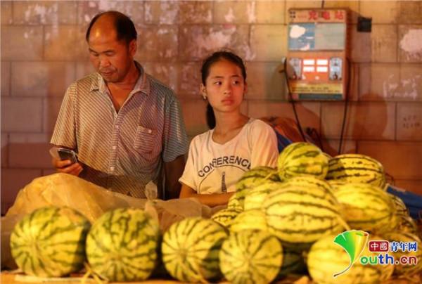 孔莹卖水 父亲带女儿街头卖西瓜:现在卖瓜为了长大后不卖瓜