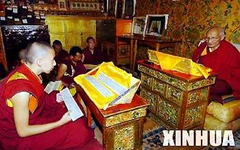 新华社记者跟踪采访十一世班禅一天的生活纪实
