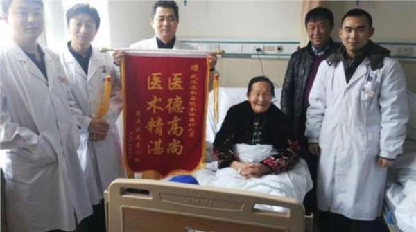 西京医院刘志国教授 西京医院医生全程俯身 为一90岁老人实施手术