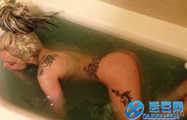 >LadyGaga晒浴缸全裸照