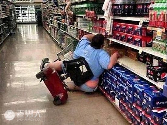 肥胖女子坐滑板车超市摔倒 遭嘲笑侮辱性言论攻击