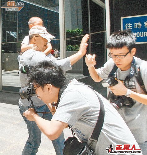 >姜文现身香港怒打女记者拒绝跟拍【图】