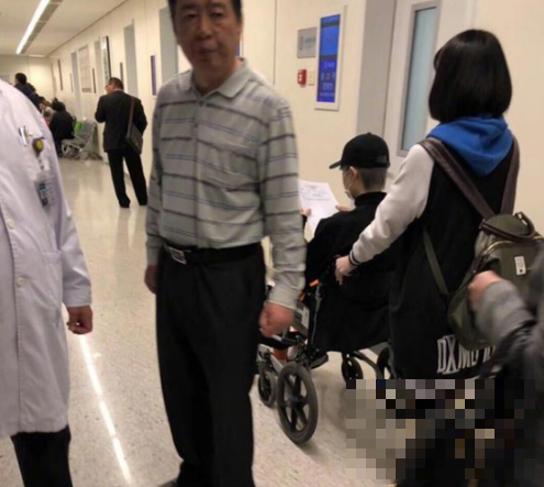 网友医院偶遇李宇春坐轮椅怎么回事？ 疑似演唱会排练受伤