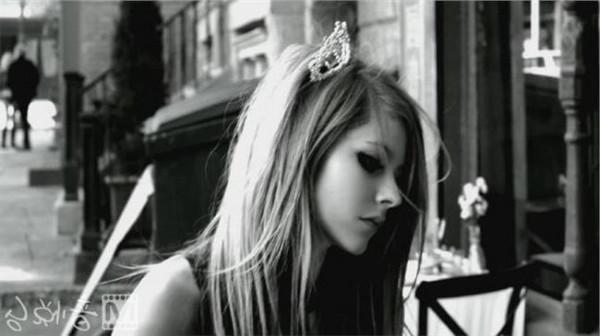 >艾薇儿listen 擊退萊姆病!艾薇兒Avril Lavigne宣布2017年發行新專輯
