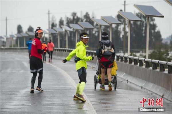 >秦丽上海8000 上海小伙跑步4000多公里到昆明 拟挑战8000公里