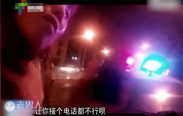 >女子高跟鞋踹交警 脚脚踢中交警下体