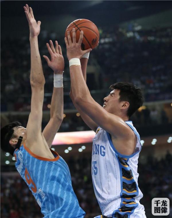 王磊篮球 八一男篮主场惨败新疆 王磊穿客队球衣仍受欢迎
