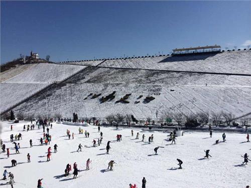 安吉江南天池滑雪场开滑 今年增加8台造雪机