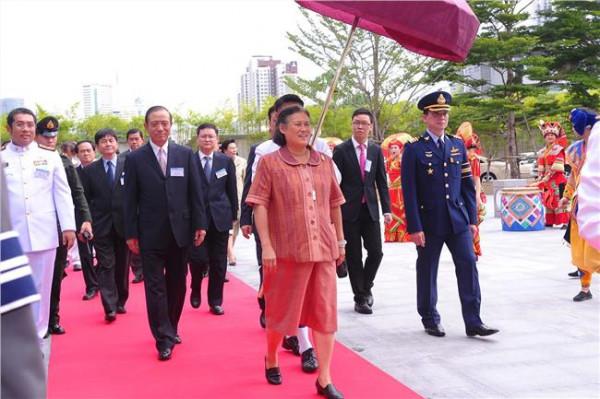 严彬泰国 泰国公主诗琳通出席中国驻泰国大使夫妇摄影书画展开幕式
