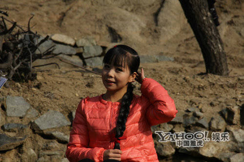 王二妮不畏严寒前往山区 困境拍摄MV《大辫子》