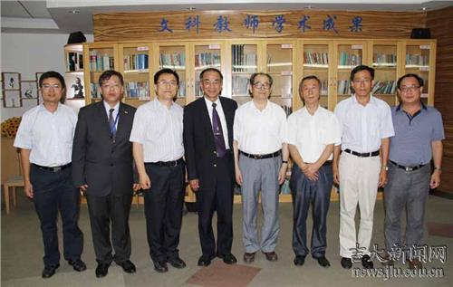 黄俊杰珠海 台湾大学人文社会高等研究院院长黄俊杰教授一行访问上海财经大学