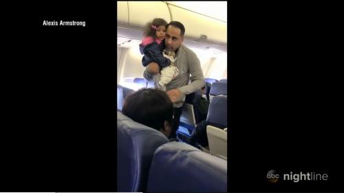>2岁女童机上哭泣 美国西南航空将她和父亲赶下飞机