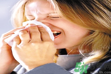过敏性鼻炎的发病因素是什么？过敏性鼻炎的并发症有哪些？