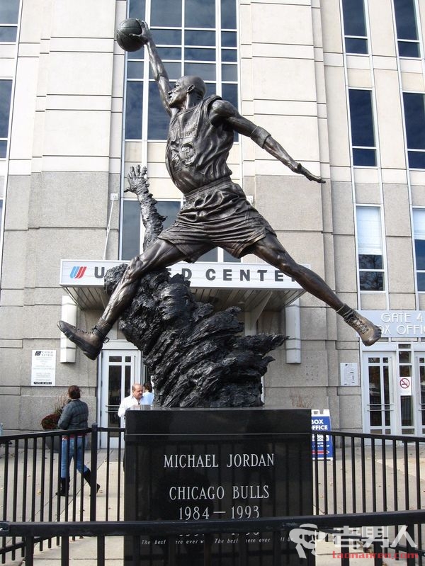 NBA球星雕像巡礼：MJ飞人铜像封神 湖凯名宿遍地