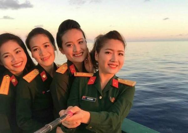 >越南女兵在中国被侵占岛屿春游