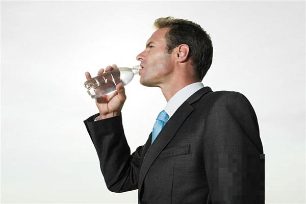 >喝水对肾有好处吗_喝水对肾的优点详解！