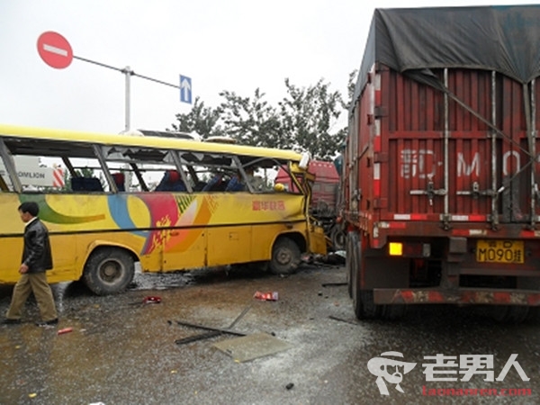 邢台货车客车相撞 事故造成6死23伤