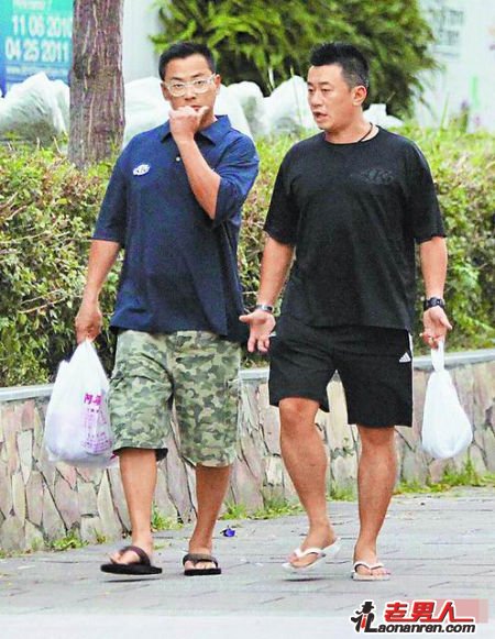 >江宏恩当街男男激吻 疑似同性恋【多图】