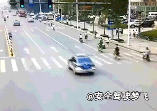 车辆行驶至红绿灯路口抢黄灯的行为将会带来严重的后果