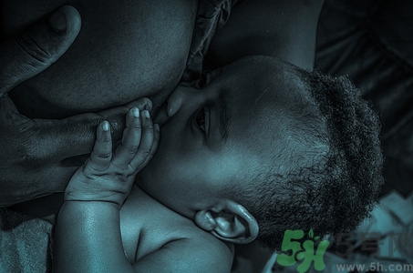 母乳喂养多久喂一次?母乳喂养的姿势和技巧