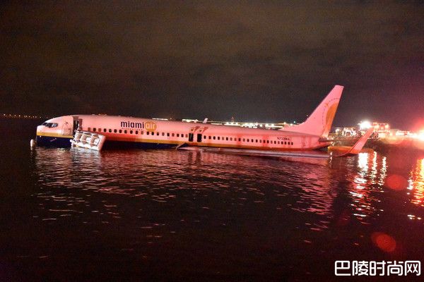 美国一波音737客机冲出跑道 掉落河中22人受伤