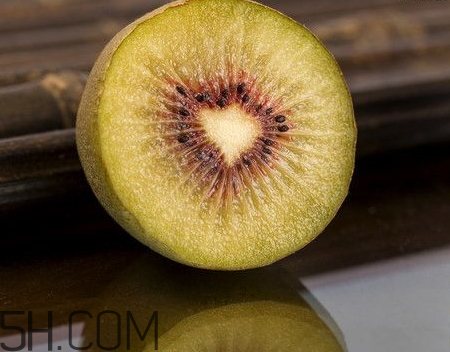 红心猕猴桃一天可以吃几个 红心猕猴桃一次吃多少