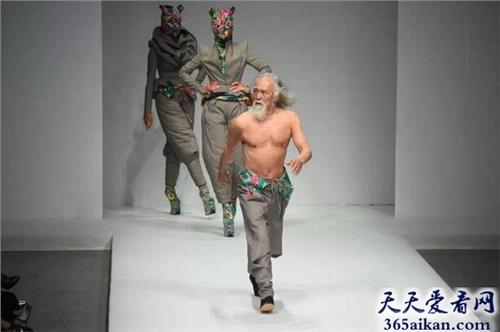 >老模特王德顺去世 中国最时尚的老人 80岁老人王德顺模特身材  t台走秀秀肌肉