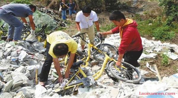 上百辆共享单车遭活埋 徒手刨1小时仅挖出10辆