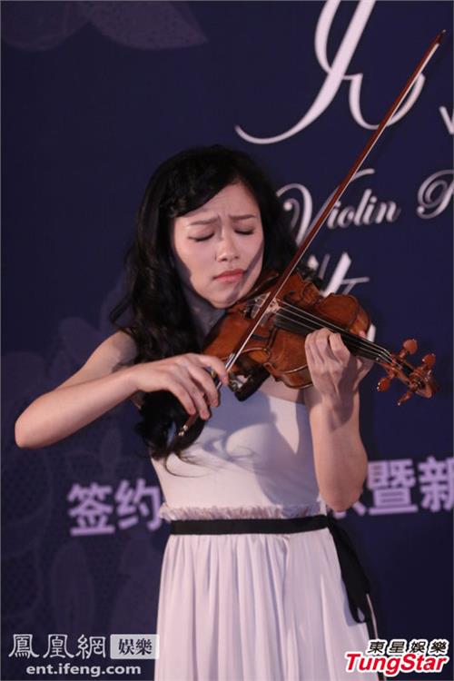>文薇脾气 小提琴演奏家文薇签约环球音乐 老公王铮亮现身打气