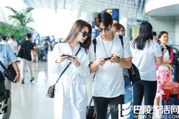 戚薇与李承铉情侣装现身机场 全程低头玩手机