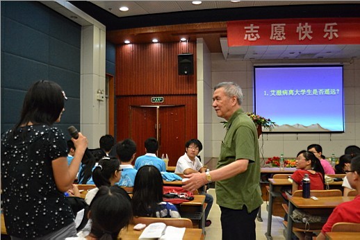 >桂希恩与试纸 “中国抗艾先锋”桂希恩教授与我校学子谈“艾滋”