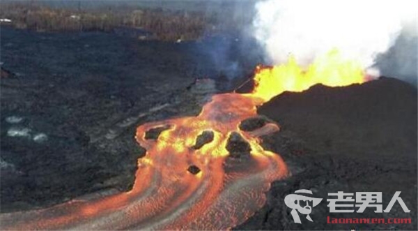 火山熔岩击中观光船致23人伤 船顶被砸出大窟窿