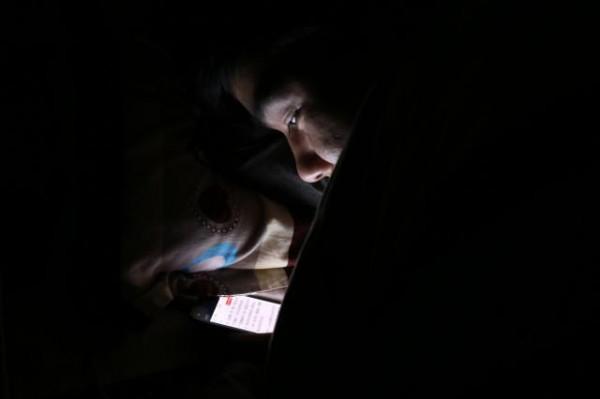 躺床上玩手机的危害是什么 视力下降的真正原因