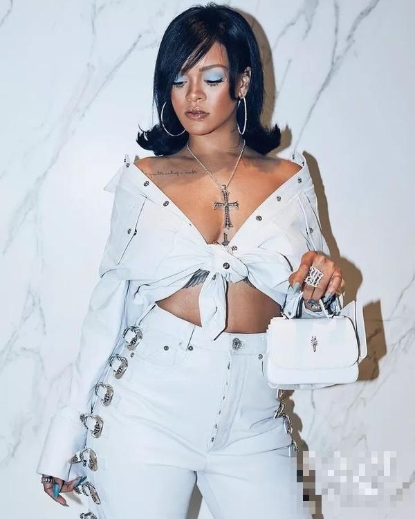 >说Rihanna胖到震惊，但她却给衣服连打两个结儿实力显瘦！