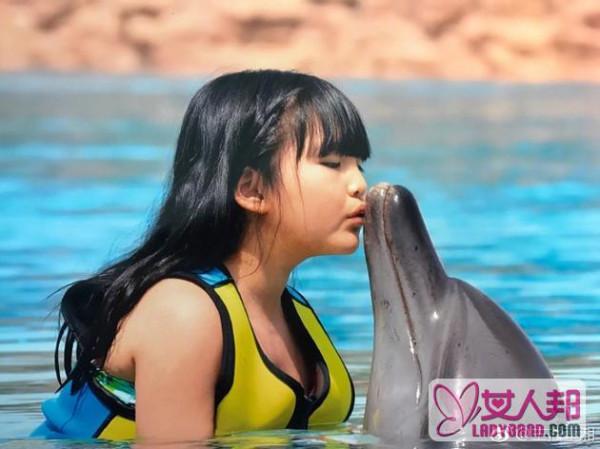 李湘一家三口度假 王诗龄亲吻海豚画面美