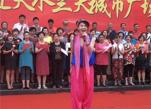 乌兰图雅献歌唱响中国演唱会 深入群众广场教唱